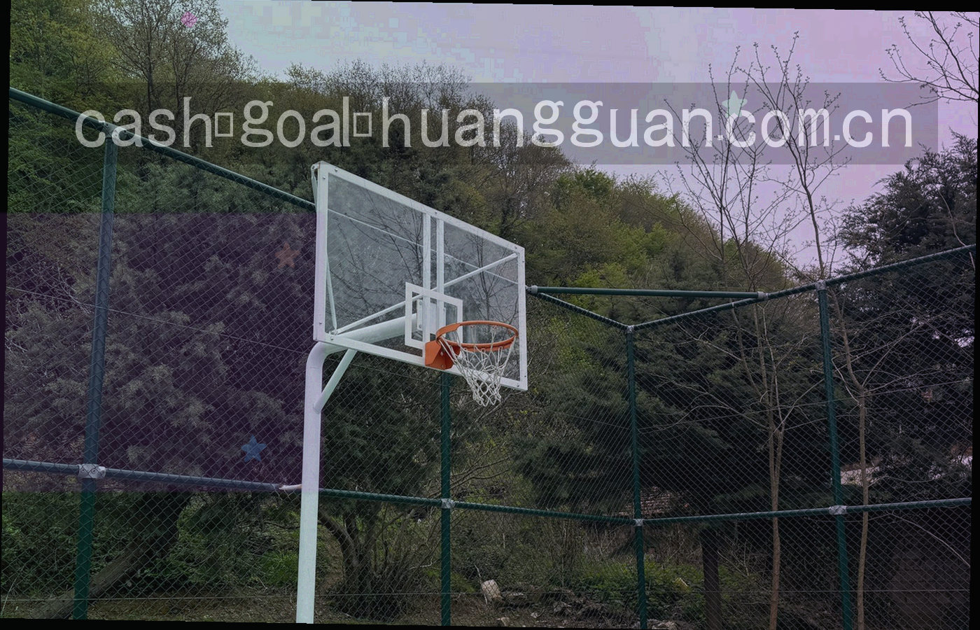 战术板上的细线与球网网格互相穿插，整体压成冷灰蓝色调